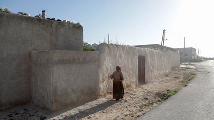 Une femme marche dans la localité de Soueida (Syrie), le 17 avril 2023. (BAKR ALKASEM / AFP)