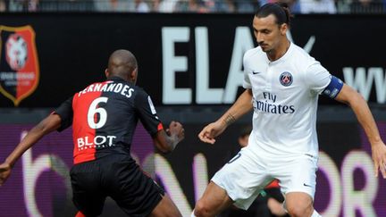 Zlatan Ibrahimovic (PSG) face à Fernandes (Rennes) (JEAN-FRANCOIS MONIER / AFP)