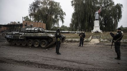 Des soldats ukrainiens&nbsp;à Izioum,&nbsp;ville reprise aux forces russes dans la région de Kharkiv, le 14 septembre 2022. (METIN AKTAS / ANADOLU AGENCY / AFP)