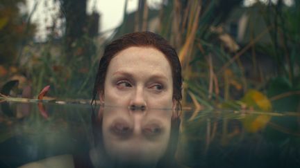 Julianne Moore incarne Lisey, la veuve d'un célèbre écrivain. (APPLETV+)