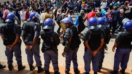 Ils demandent la libération de leurs camarades emprisonnés suites aux violences qui ont provoqué d'importants dégâts matériels à Wits et Jobourg. Les étudiants protestent contre la hausse du coût d'inscription à l'université (8% annoncée pour 2017), jugée hors de portée des étudiants noirs. En 2015, un mouvement similaire avait contraint le président Jacob Zuma à geler la hausse des frais de scolarité. (SIPA/ Chine nouvelle)