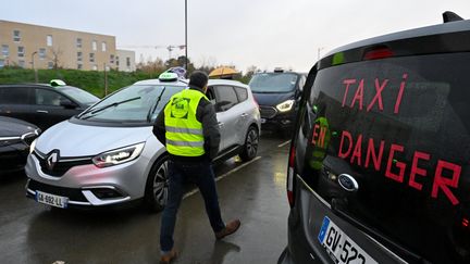 Les taxis mobilisés contre la baisse des tarifs kilométriques pour le transport des patients, inscrite dans la nouvelle convention de l’Assurance maladie, le 27 novembre 2024 à Angers. (JOSSELIN CLAIR / MAXPPP)