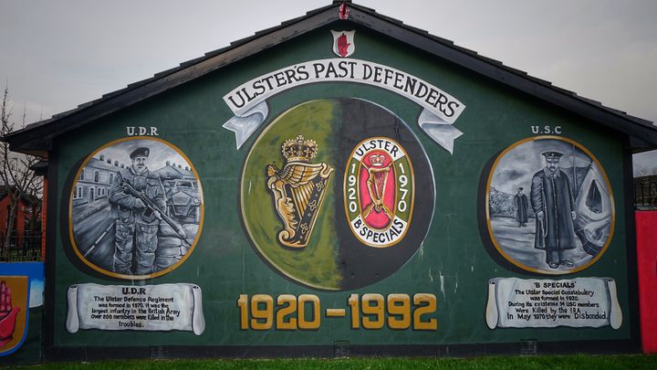 A l'ouest de Belfast, dans le quartier catholique, ou bien comme ici à l'est dans le quartier protestant, substistent de nombreux vestiges de la guerre que se sont livrée les deux camps. (FRANCK BALLANGER / RADIO FRANCE)