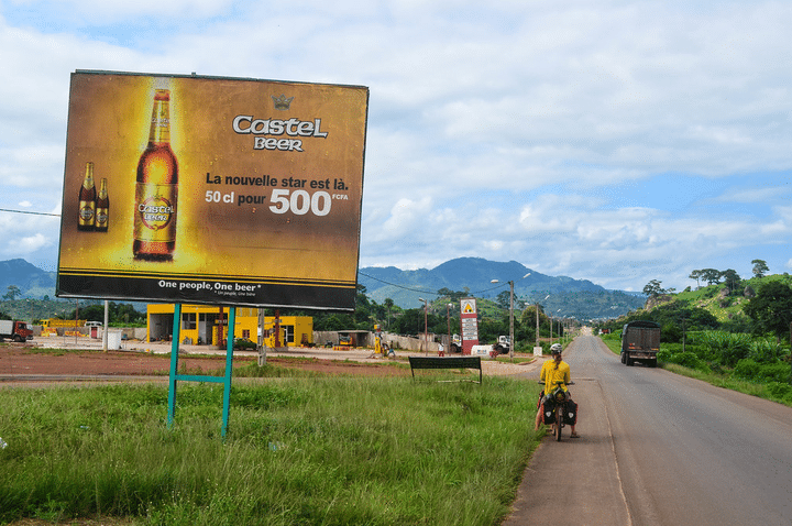 Une publicité Castel Beer en août 2013, dans la région de Man. (JBDODANE/FLICKR)