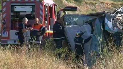 Un accident d'autocar a fait deux morts et une trentaine de bless&eacute;s, dimanche 11 ao&ucirc;t 2013, sur l'autoroute A9, &agrave; hauteur de Fitou dans l'Aude.&nbsp; (FRANCE 3 LANGUEDOC-ROUSSILLON)