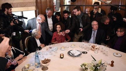 Les membres de l'Académie Goncourt chez Drouant avec Leïla Slimani, Goncourt 2016, pour "Chanson douce"
 (Martin BUREAU / AFP)