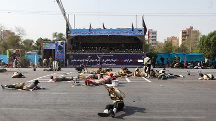 Des soldats blessés après une attaque terroriste pendant un défilé militaire à Ahvaz, en Iran, le 22 septembre 2018. (ALIREZA MOHAMMADI / ISNA)