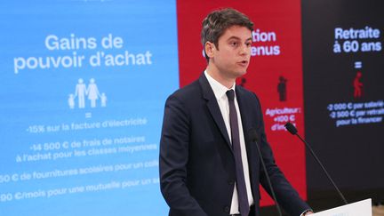 Gabriel Attal donne une conférence de presse au QG de campagne de Renaissance, à Paris, le 20 juin 2024. (ALAIN JOCARD / AFP)