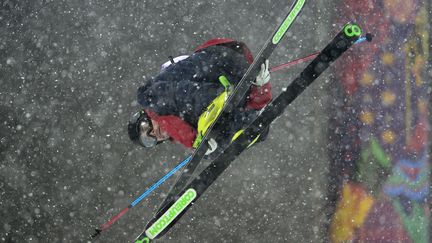 Le Fran&ccedil;ais Kevin Rolland, lors de l'&eacute;preuve de half-pipe, mardi 18 f&eacute;vrier, sur le site olympique de Rosa Khoutor (Russie). (JAVIER SORIANO / AFP)