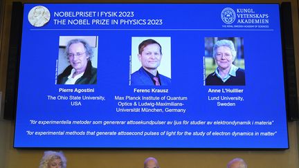 L'annonce des lauréats du prix Nobel de physique 2023, à l'Académie royale des sciences de Stockholm, en Suède, le 3 octobre 2023. (ANDERS WIKLUND / MAXPPP)