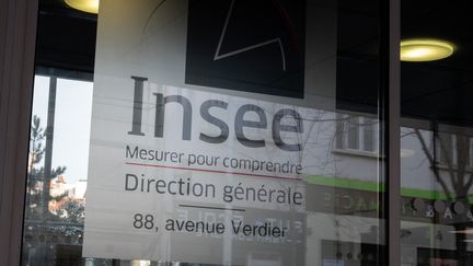 La devanture de l'Institut national de la statistique et des études économiques (Insee), à Montrouge (Hauts-de-Seine), le 18 janvier 2024. (RICCARDO MILANI / HANS LUCAS / AFP)