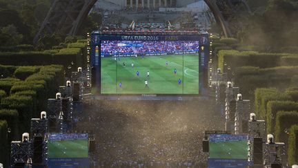 La fan zone, à Paris, pendant l'Euro 2016. (GEOFFROY VAN DER HASSELT / AFP)