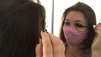 Du&nbsp;maquillage pour le regard&nbsp;plutôt que du rouge à lèvres dont les ventes ont chuté spectaculairement. (STEPHANIE BERLU / FRANCEINFO / RADIO FRANCE)