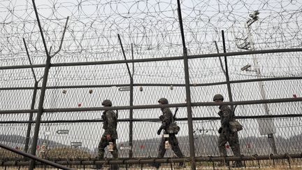 Une patrouille sud-cor&eacute;enne, pr&egrave;s de la zone d&eacute;militaris&eacute;e de la fronti&egrave;re avec la Cor&eacute;e du Nord, le 16 avril 2013. (JUNG YEON-JE / AFP)