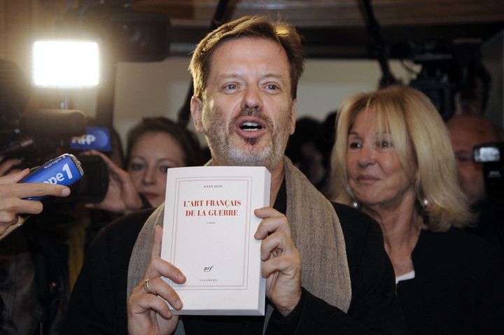 Alexis Jenni reçoit le prix Goncourt le 2 novembre 2011
 (Bertrand Guay/AFP)