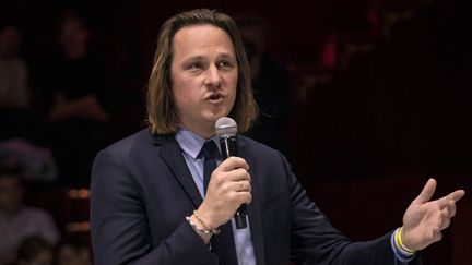 Le journaliste d'extrême droite Geoffroy Lejeune lors d'un débat à Paris, le 25 avril 2019. (LIONEL BONAVENTURE / AFP)