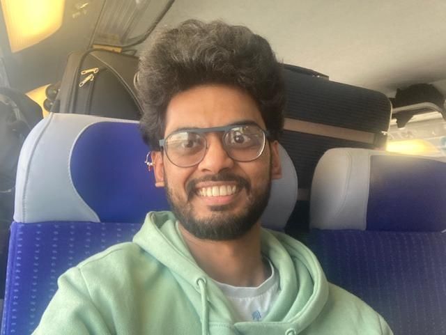 Sachin Angal, ancien étudiant en cinéma, en train pour son deuxième Festival de Cannes, le 14 mai 2023. (Mohamed Berkani)