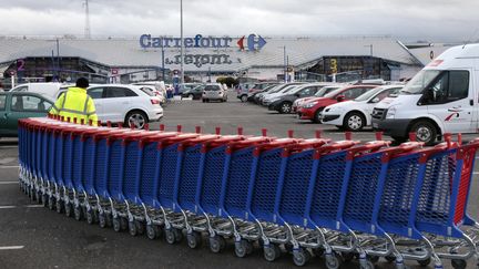 L'hypermarch&eacute; Carrefour de Villiers-en-Bi&egrave;re (Seine-et-Marne), le 27 d&eacute;cembre 2013. (JACQUES DEMARTHON / AFP)