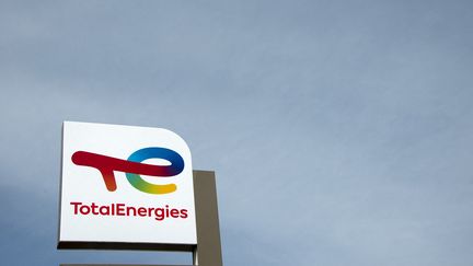 Le logo de l'entreprise&nbsp;TotalEnergies sur une station essence, le 29 avril 2022. (ASTRID VELLGUTH / AFP)