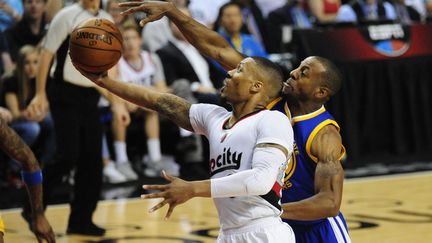 Damian Lillard prend le meilleur sur le joueur des Warriors Iguodala (STEVE DYKES / GETTY IMAGES NORTH AMERICA)