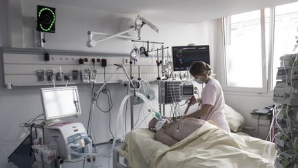 Un patient atteint du Covid-19 pris en charge dans une unité de soins intensifs&nbsp;de l'hôpital Louis-Mourier, à Colombes (Hauts-de-Seine), le 8 novembre 2020. (ALAIN JOCARD / AFP)