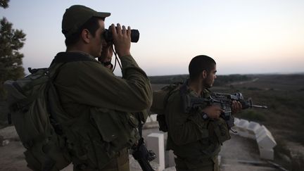 Des soldats isra&eacute;liens post&eacute;s &agrave; la fronti&egrave;re avec Gaza, le 26 juillet 2014. (RONEN ZVULUN / REUTERS)