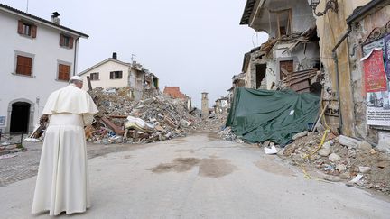 Le pape François prie au milieu des décombres à Amatrice (Italie), le 4 octobre 2016. (OSSERVATORE ROMANO / AFP)