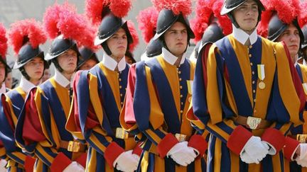 Au Vatican, les gardes suisses sont 110 à veiller sur le pape, faisant la joie des touristes. (AFP PHOTO / ANDREAS SOLARO)