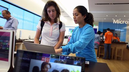 Pr&eacute;sentation de la version 8.1 de Windows dans un magasin Microsoft , le 17 octobre 2013 &agrave; Miami (Etats-Unis). (JOE RAEDLE / GETTY IMAGES NORTH AMERICA / AFP)