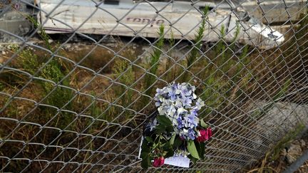 Des fleurs d&eacute;pos&eacute;es sur le lieu de l'accident de train qui a co&ucirc;t&eacute; la vie &agrave; 78 personnes &agrave; Saint-Jacques-de-Compostelle (Espagne), le 27 juillet 2013. (RAFA RIVAS / AFP)