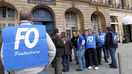 Des surveillants de prison manifestent, le 23 mai 2012, devant le ministère de la Justice, à Paris. (THOMAS SAMSON / AFP)