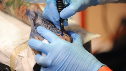 Un homme se fait tatouer le 15 janvier 2012 &agrave; Toulouse (Haute-Garonne). (REMY GABALDA / AFP)