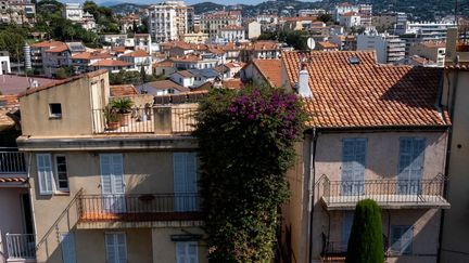 Logement à Cannes (Alpes-Maritimes), le 11 août 2022. (MARTIN BERTRAND / HANS LUCAS / AFP)