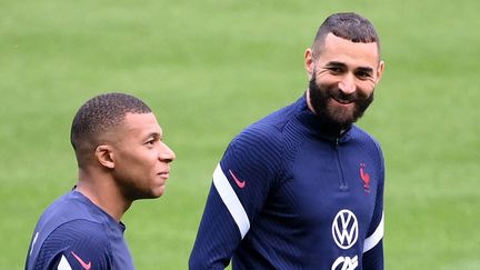 Kylian Mbappé et Karim&nbsp;Benzema lors de l'entraînement des&nbsp;Bleus au stade de France, le 2 juin.&nbsp; (FRANCK FIFE / AFP)