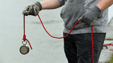 Un homme qui pêche à l'aimant dans un canal. Photo d'illustration. (THIERRY GACHON / MAXPPP)