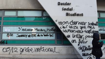 Plusieurs centaines d'étudiants se sont réunis, mardi&nbsp;12 novembre, devant le siège du Crous à Lyon, où l'un d'eux s'est grièvement brûlé en s'immolant vendredi. (MATHILDE IMBERTY / RADIO FRANCE)