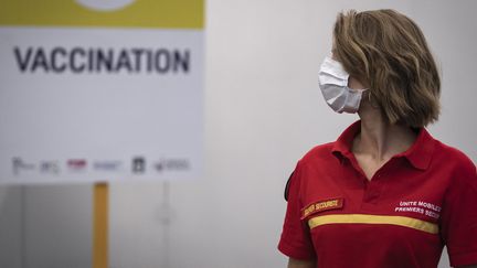 Un centre de vaccination&nbsp;à Bordeaux (Gironde),&nbsp;le 18 mai 2021. (FABIEN PALLUEAU / NURPHOTO / AFP)