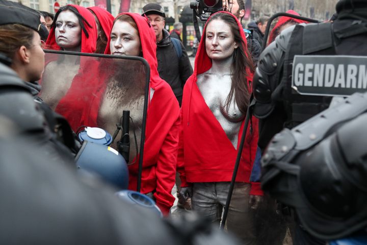 Des femmes déguisées en statues de Marianne, le 15 décembre 2018, lors d'une manifestation sur les Champs-Elysées, à Paris. (ZAKARIA ABDELKAFI / AFP)