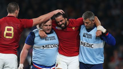 FRANCE-ITALIE. L'ailier Yoann Huget quitte le terrain sur blessure, le 19 septembre 2015. (DAVID ROGERS / GETTY IMAGES)