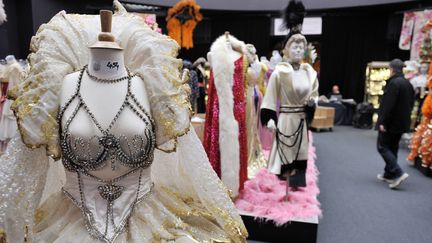 L'exposition des costumes de music-hall du Casino de Paris pour leurs vente aux enchère en janvier 2013
 (MEHDI FEDOUACH / AFP)