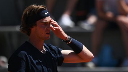 Outsider dans le tableau masculin, Andrey Rublev ne verra même pas le 2e tour de Roland-Garros 2021. (ANNE-CHRISTINE POUJOULAT / AFP)