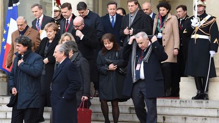 Des chefs d'&eacute;tat quittent l'Elys&eacute;e pour monter dans les bus qui les conduiront dans le cort&egrave;ge. Parmi eux, la chanceli&egrave;re allemande Angela Merkel (2&egrave;me G), le Premier ministre belge Charles Michel (3&egrave;me G), le Premier ministre britannique David Cameron (4&egrave;me G). (DOMINIQUE FAGET / AFP)