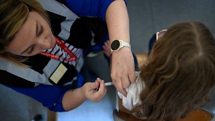 Une infirmière vaccine une élève contre le papillomavirus dans un collège de Vern-sur-Seiche (Ille-et-Vilaine), le 9 octobre 2023. (DAMIEN MEYER / AFP)