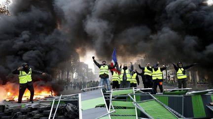 Des manifestants des "gilets jaunes", le 24 novembre 2018 sur les Champs-Elysées, à Paris. (FRANCOIS GUILLOT / AFP)