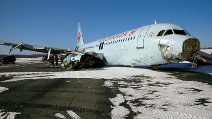 L'avion accident&eacute; d'Air Canada, le 29 mars 2015 &agrave; Halifax (Canada). (CANADA TSB / AFP)