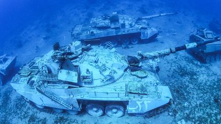 Un tank des forces armées jordaniennes coulée au site de plongée dans la mer Rouge. (AFP / AQABA SPECIAL ECONOMIC ZONE AUTHORITY)