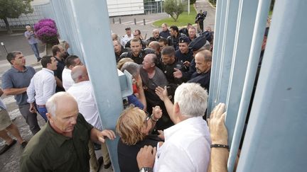 Des commer&ccedil;ants corses, protestant contre la gr&egrave;ve &agrave; la SNCM qui paralyse l'&icirc;le,&nbsp;&eacute;vacu&eacute;s par la force de la pr&eacute;fecture de Haute-Corse, le 4 juillet 2014, &agrave; Bastia. (  MAXPPP)