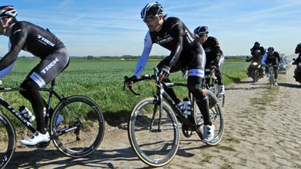 Le Suisse Fabian Cancellara et son équipe Trek à l'entraînement sur les pavés du Nord