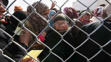 Des civils syriens attendent d’être d'enregistrés à leur arrivée au camp de réfugiés d'al-Zaatri dans la ville jordanienne de Mafraq, le 6 Mars 2013. Zaatari, le plus grand camp de Jordanie, accueille 120.000 personnes. Il est totalement saturé comme les autres camps de Jordanie. Les réfugiés y vivent dans des tentes non-chauffées, alors que l’hiver a été très rigoureux et que le camp a subi des inondations. (REUTERS/Muhammad Hamed  )