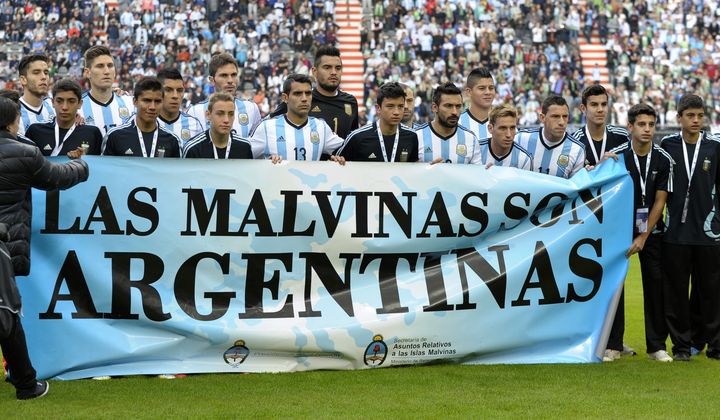 Les joueurs de l'&eacute;quipe d'Argentine tiennent une banderole o&ugrave; il est &eacute;crit "Les Malouines sont argentines" &agrave; l'occasion d'un match amical face &agrave; la Slov&eacute;nie, le 7 juin 2014 &agrave; La Plata (Argentine). (ALEJANDRO PAGNI / AFP)